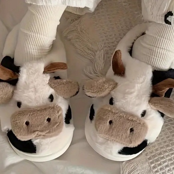 NWOT Women cow slippers 7.5-8 - Picture 3 of 3